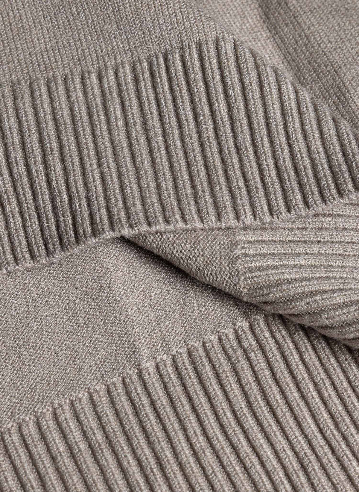 CLASSIC CREWNECK KNIT SWEATER