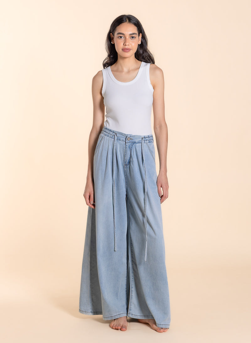 LIGHTWEIGHT WIDE-LEG JEANS