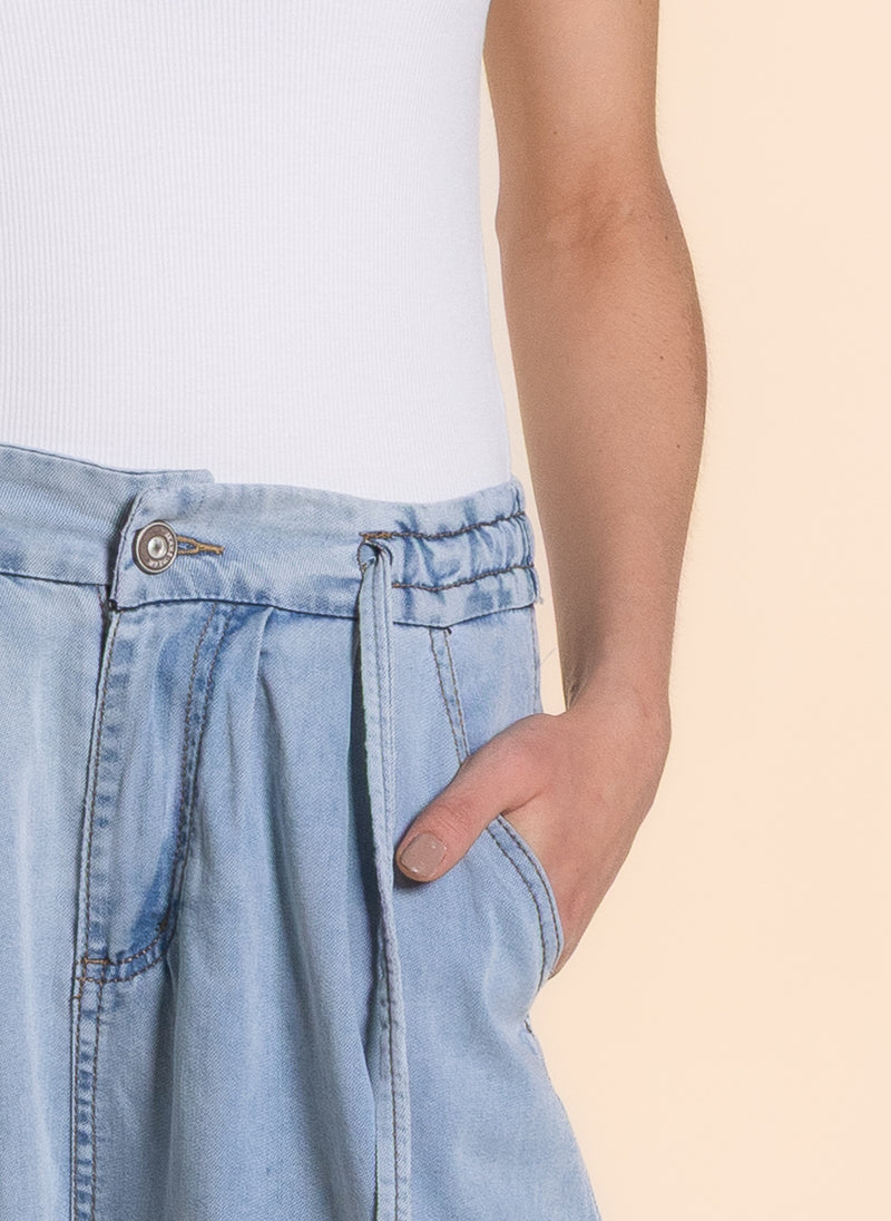 LIGHTWEIGHT WIDE-LEG JEANS