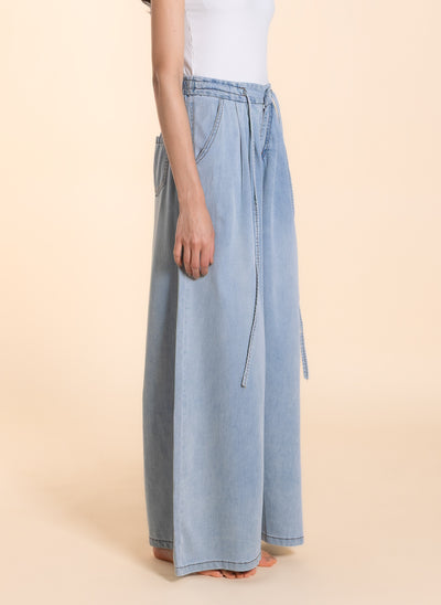 LIGHTWEIGHT WIDE-LEG JEANS