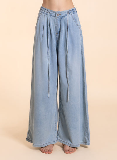 LIGHTWEIGHT WIDE-LEG JEANS