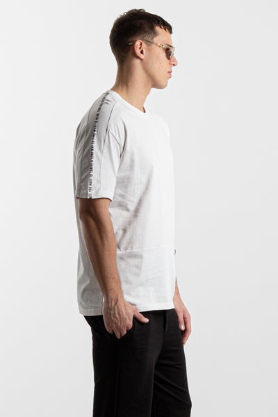 DETAILED T-SHIRT WITH SIDE CHAIN