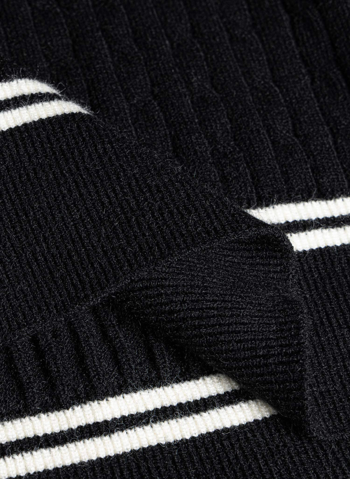 CONTRAST CABLE KNIT SET