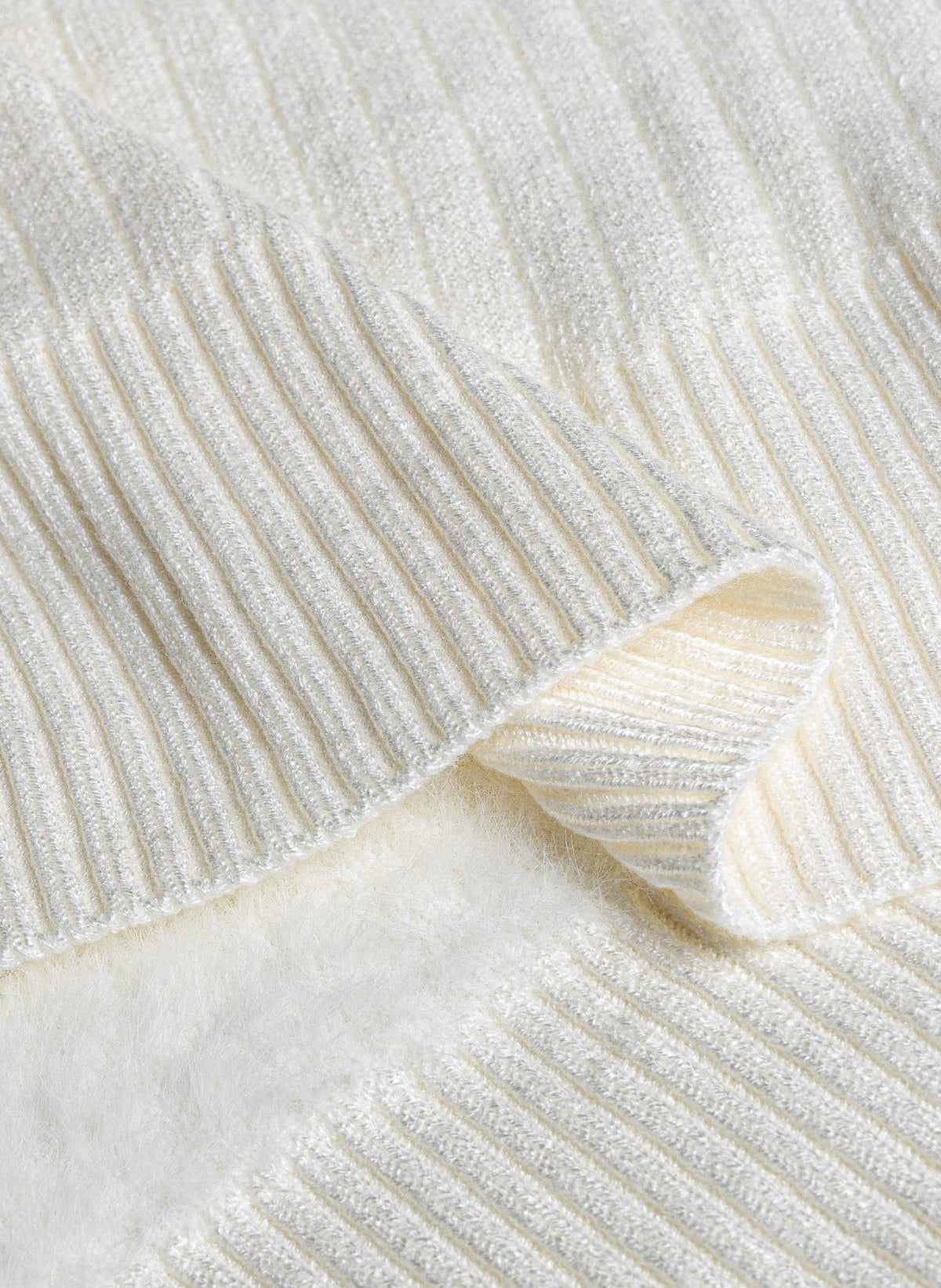 FINE KNIT TURTLENECK SWEATER
