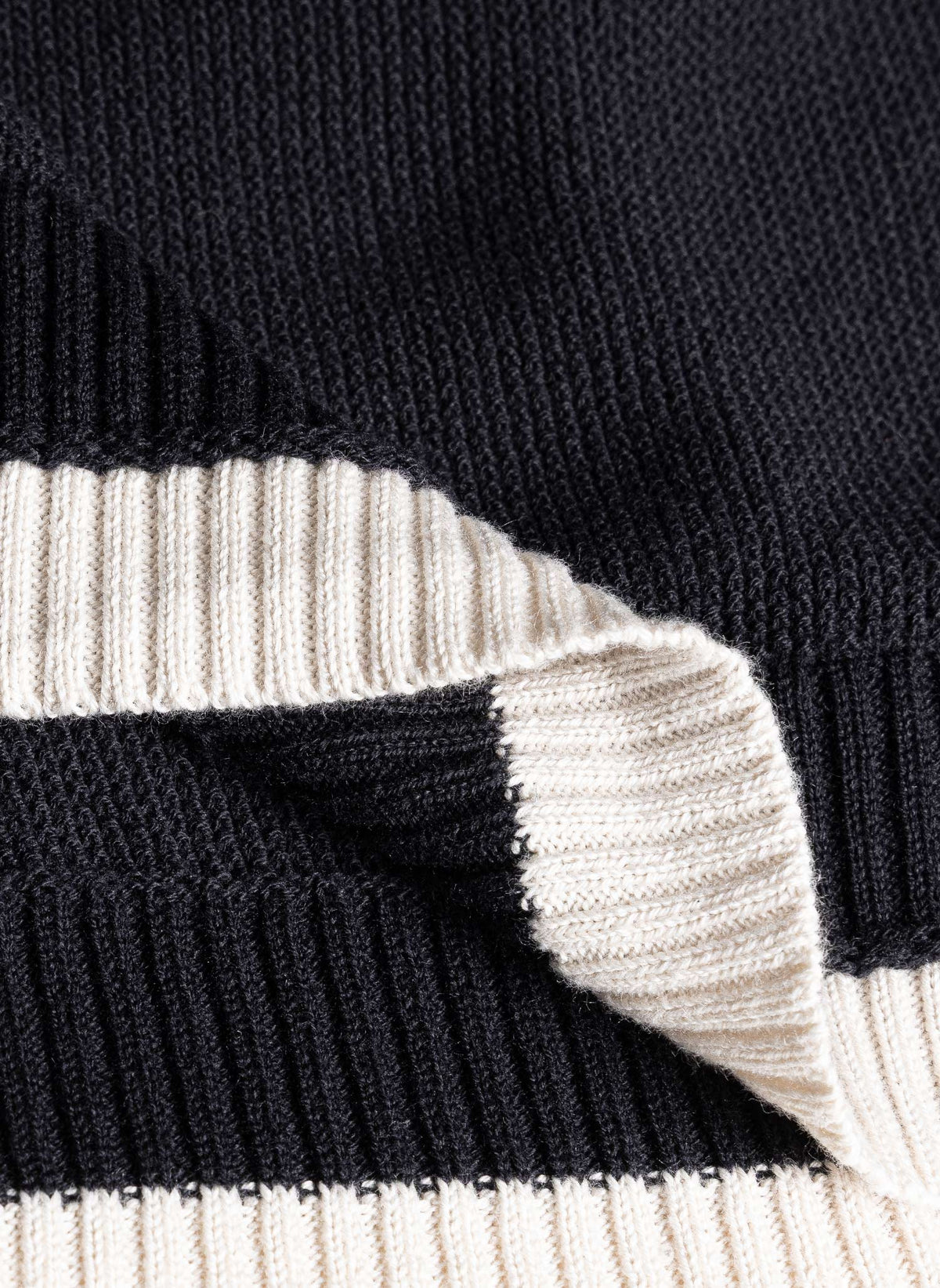 CONTRAST RIBBED KNIT TOP