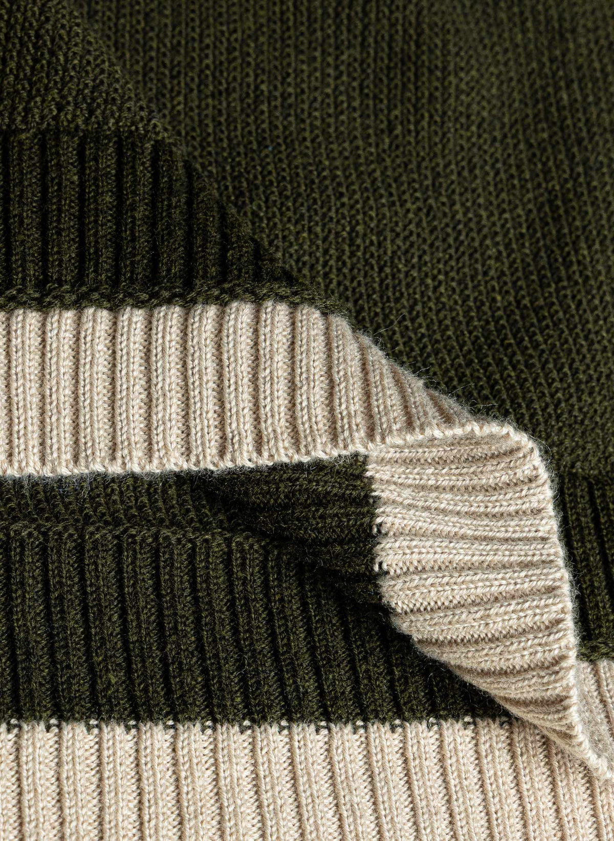 CONTRAST RIBBED KNIT TOP