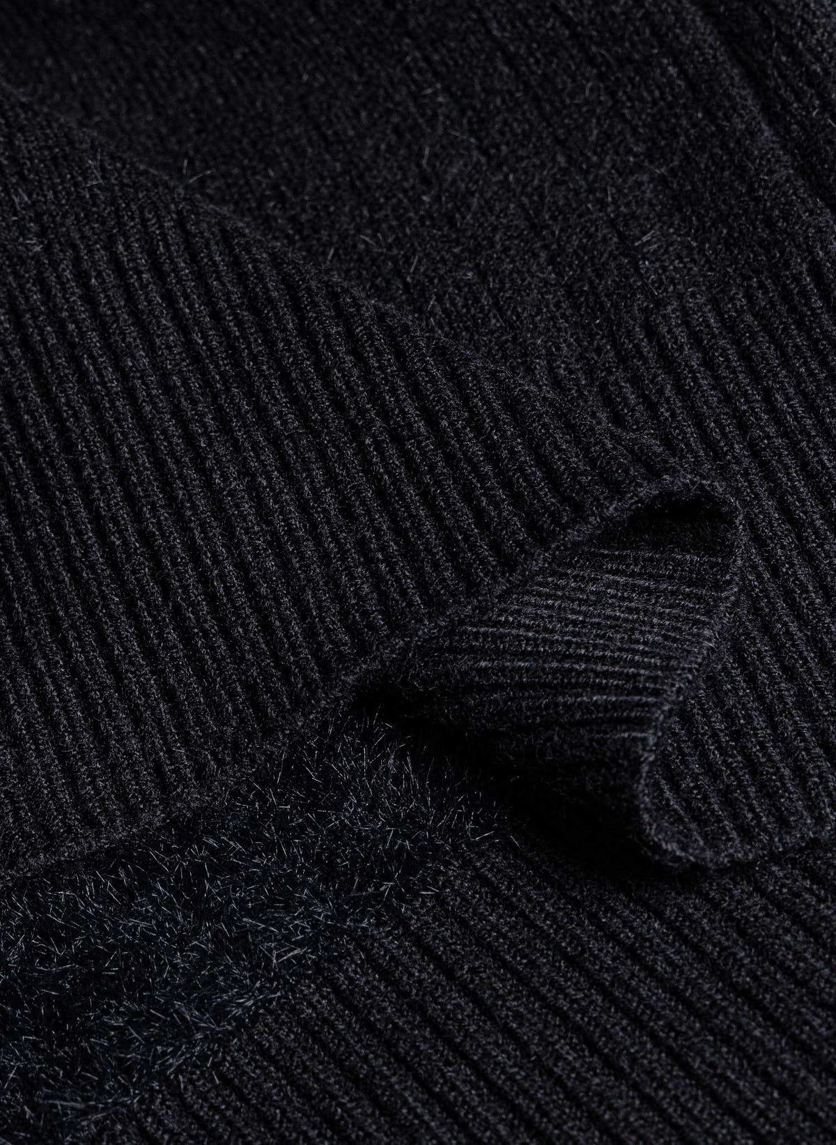 FINE KNIT TURTLENECK SWEATER