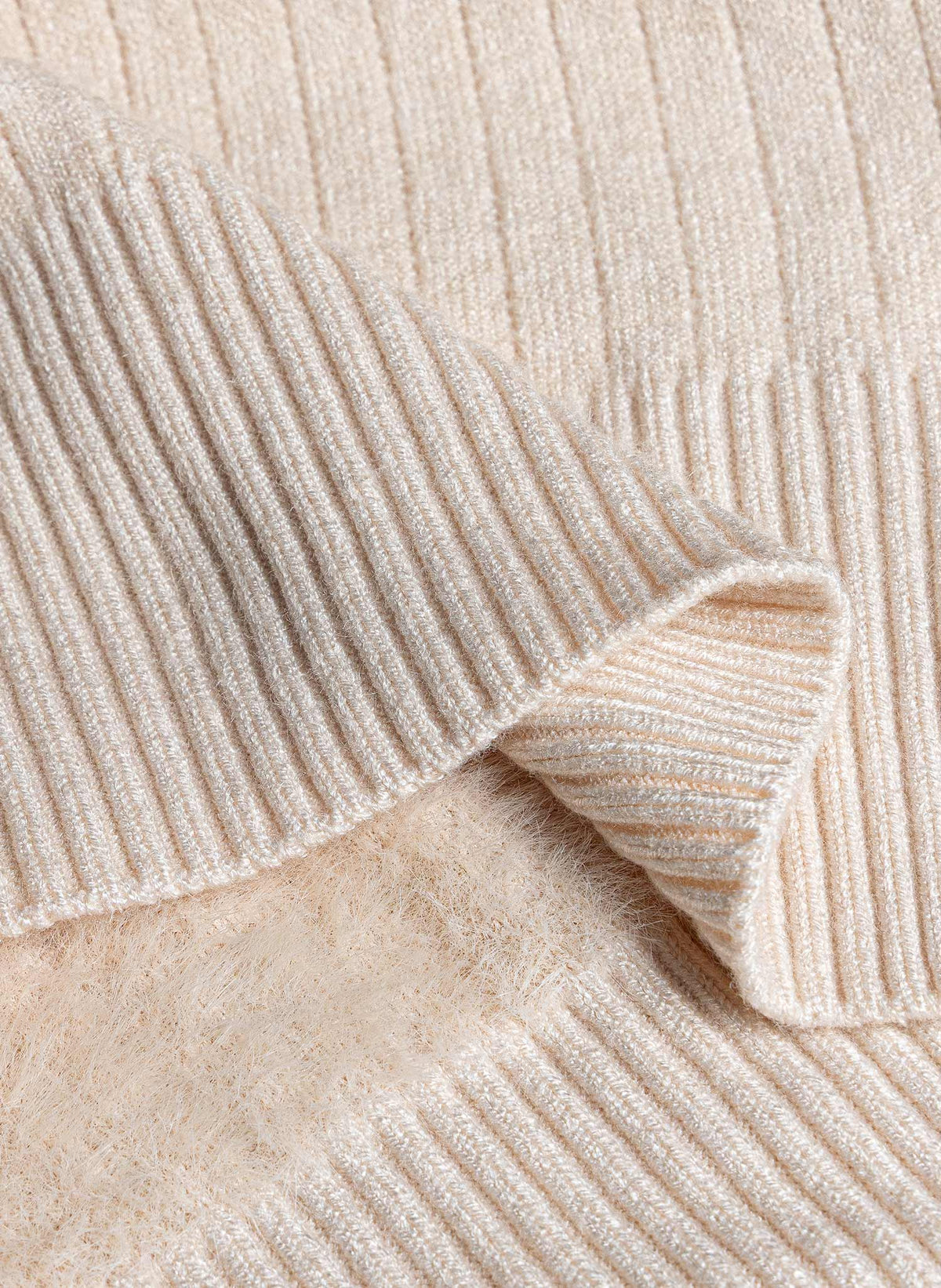 FINE KNIT TURTLENECK SWEATER