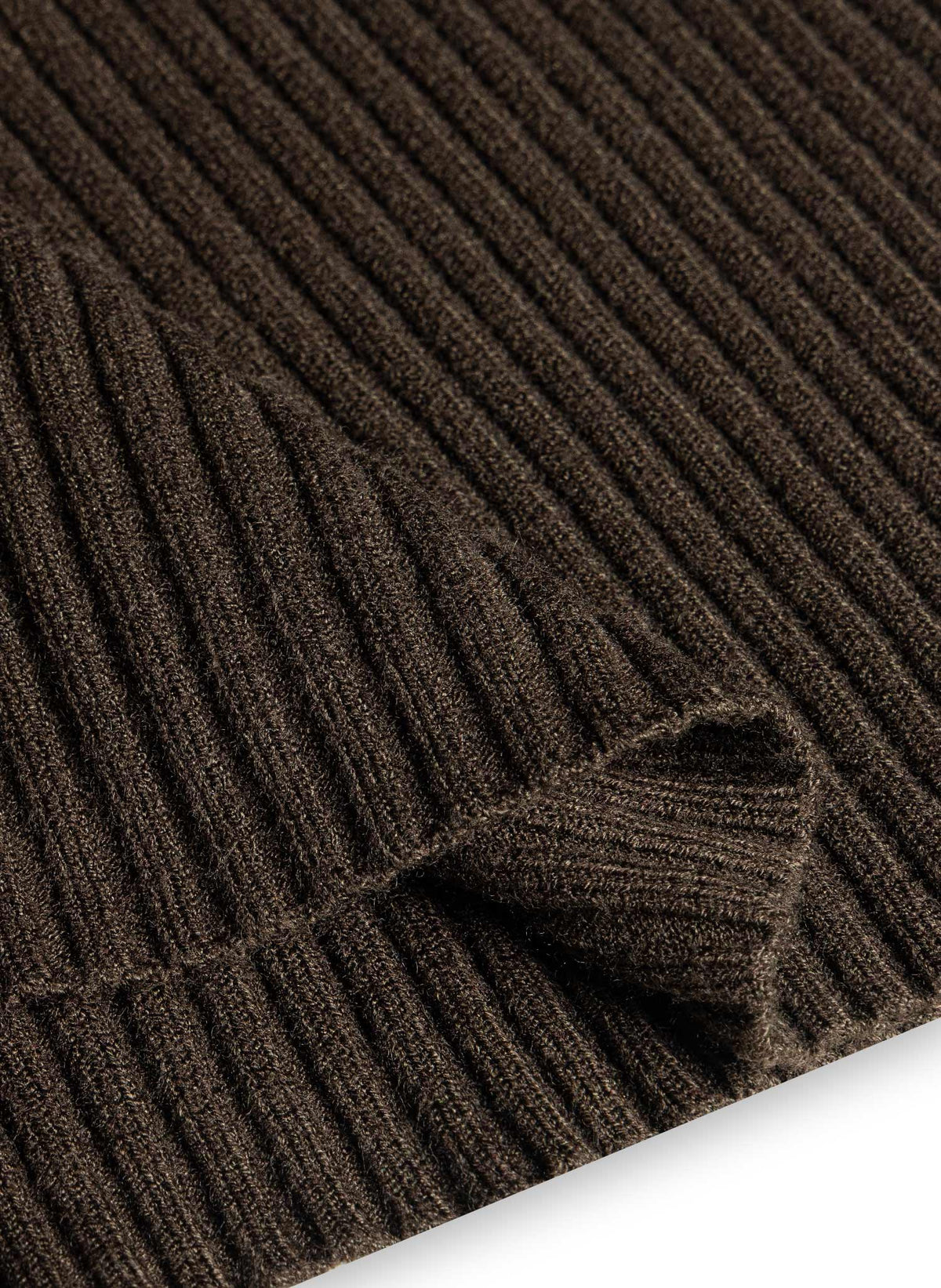 RIBBED TURTLENECK SWEATER