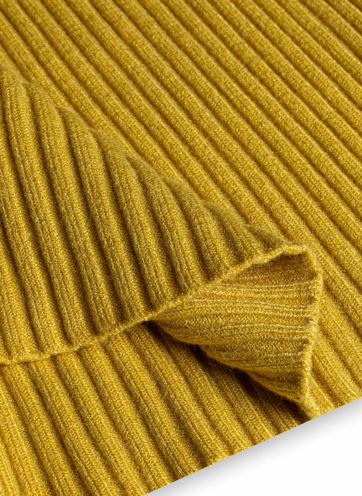 RIBBED TURTLENECK SWEATER