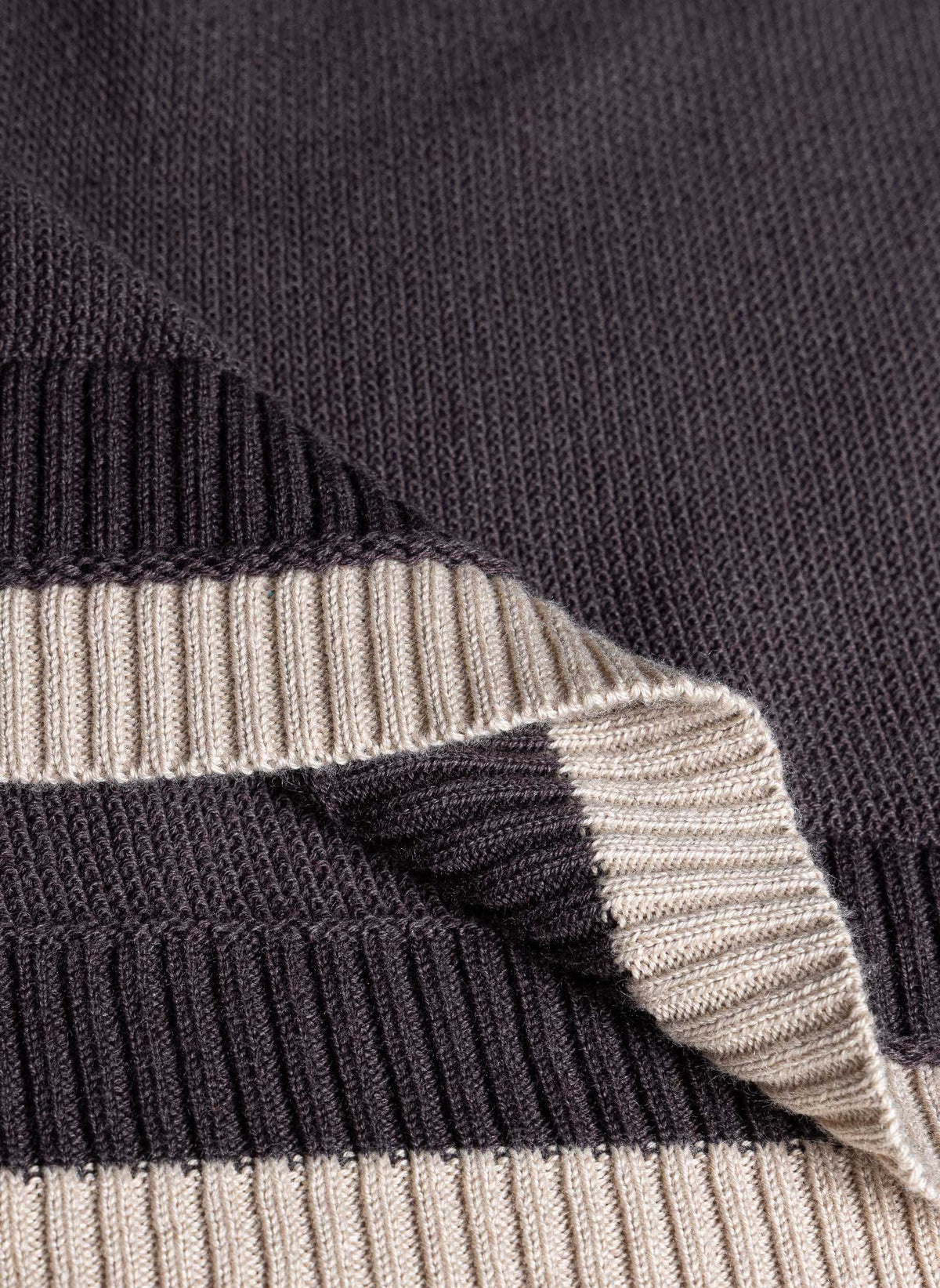 CONTRAST RIBBED KNIT TOP