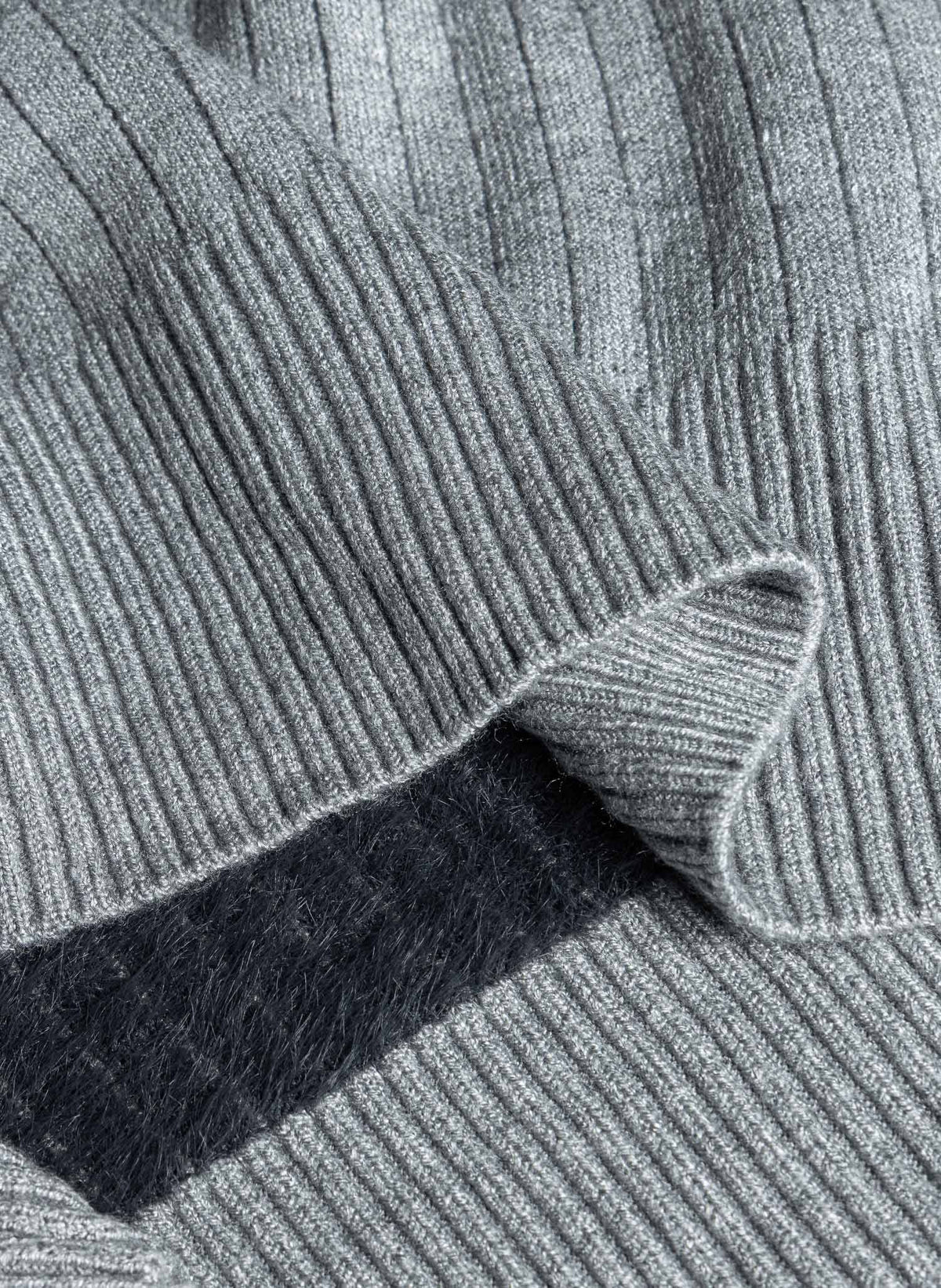 FINE KNIT TURTLENECK SWEATER