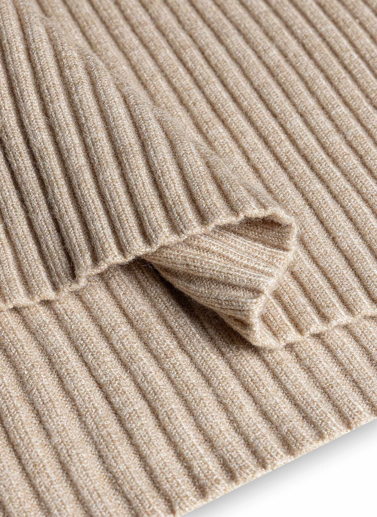 RIBBED TURTLENECK SWEATER