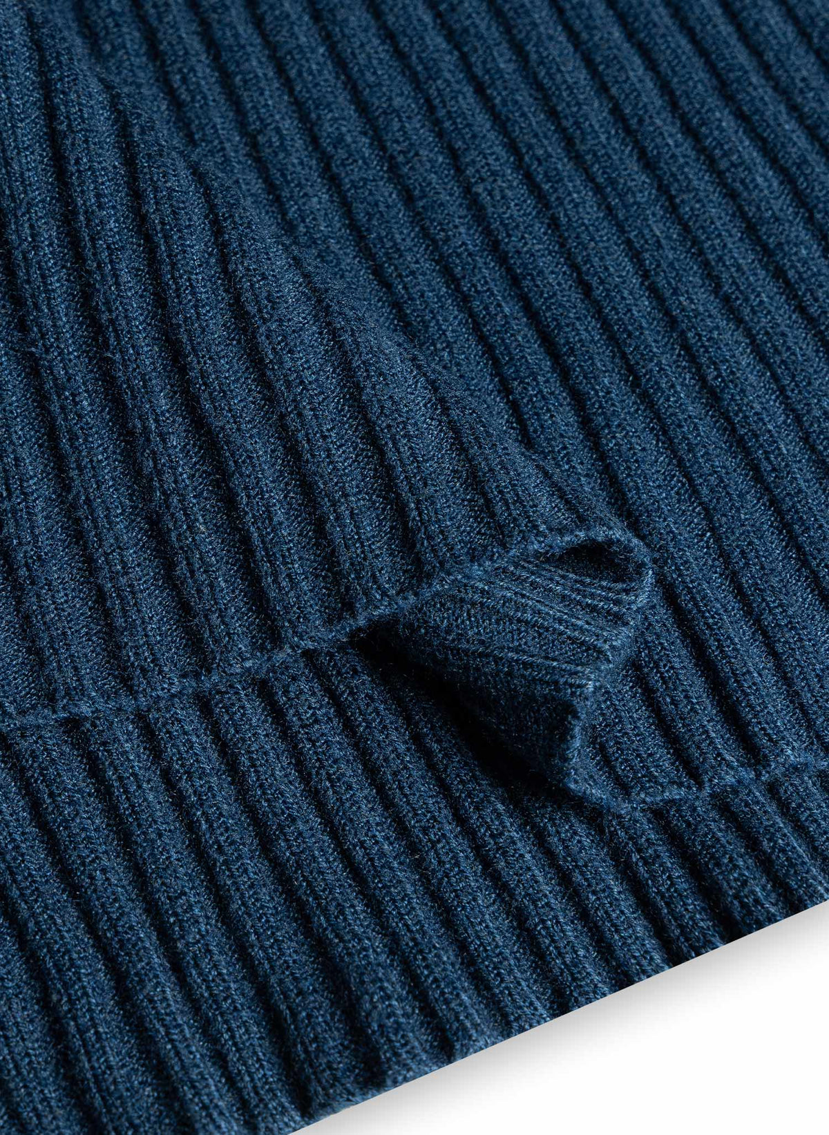 RIBBED TURTLENECK SWEATER