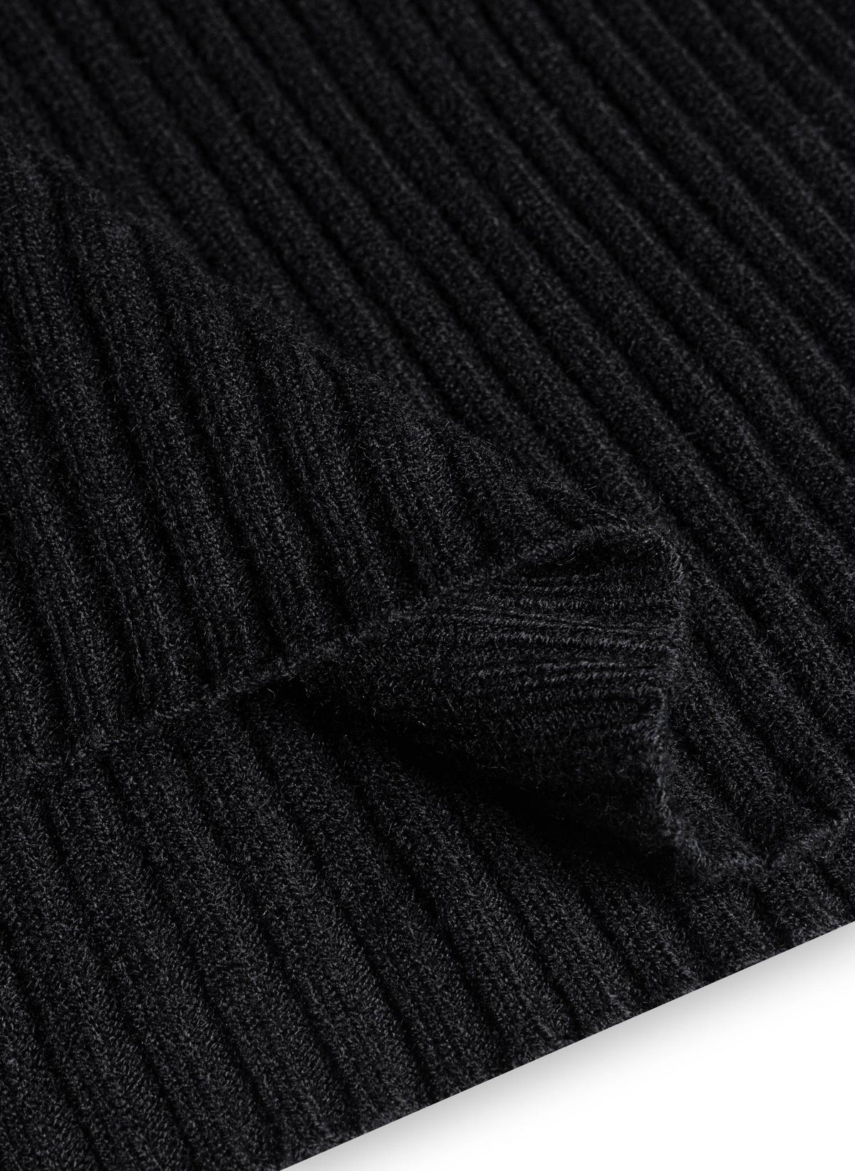 RIBBED TURTLENECK SWEATER