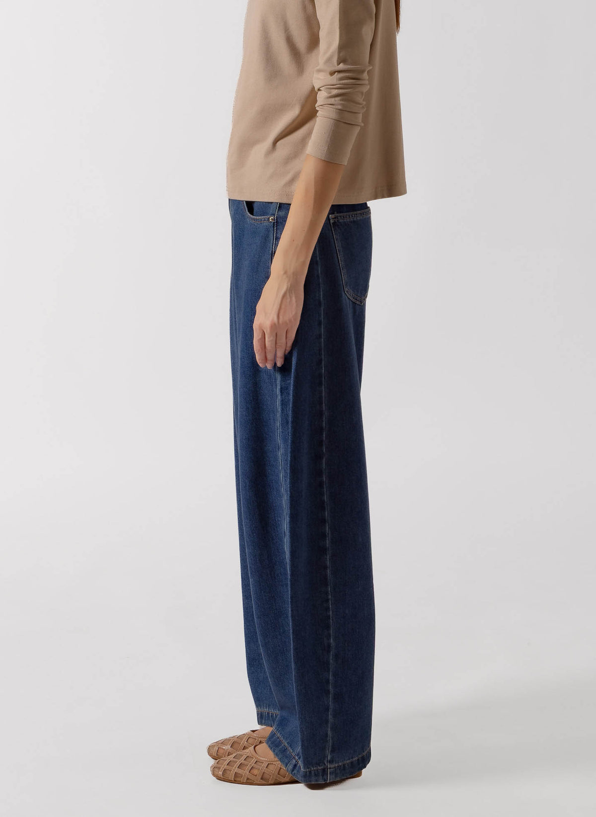 CURVED SEAM BARREL JEANS