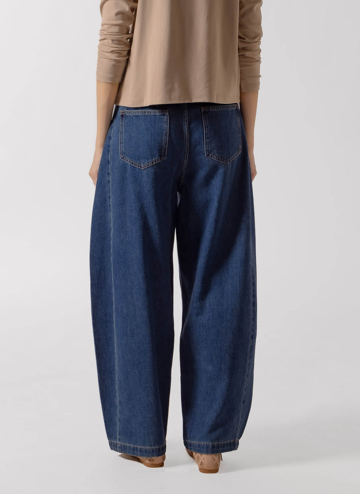 CURVED SEAM BARREL JEANS