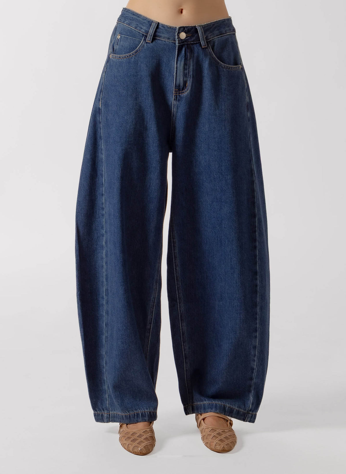 CURVED SEAM BARREL JEANS