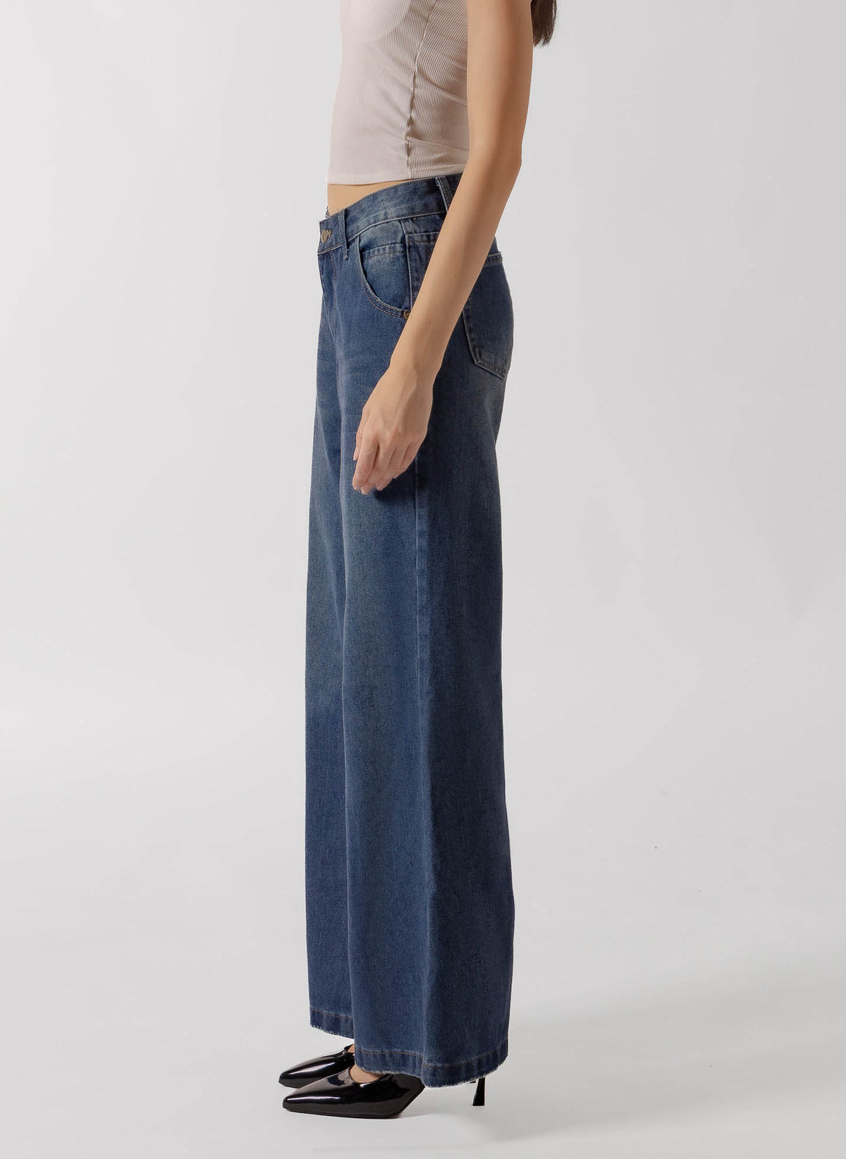 LIGHT WASH WIDE LEG JEANS