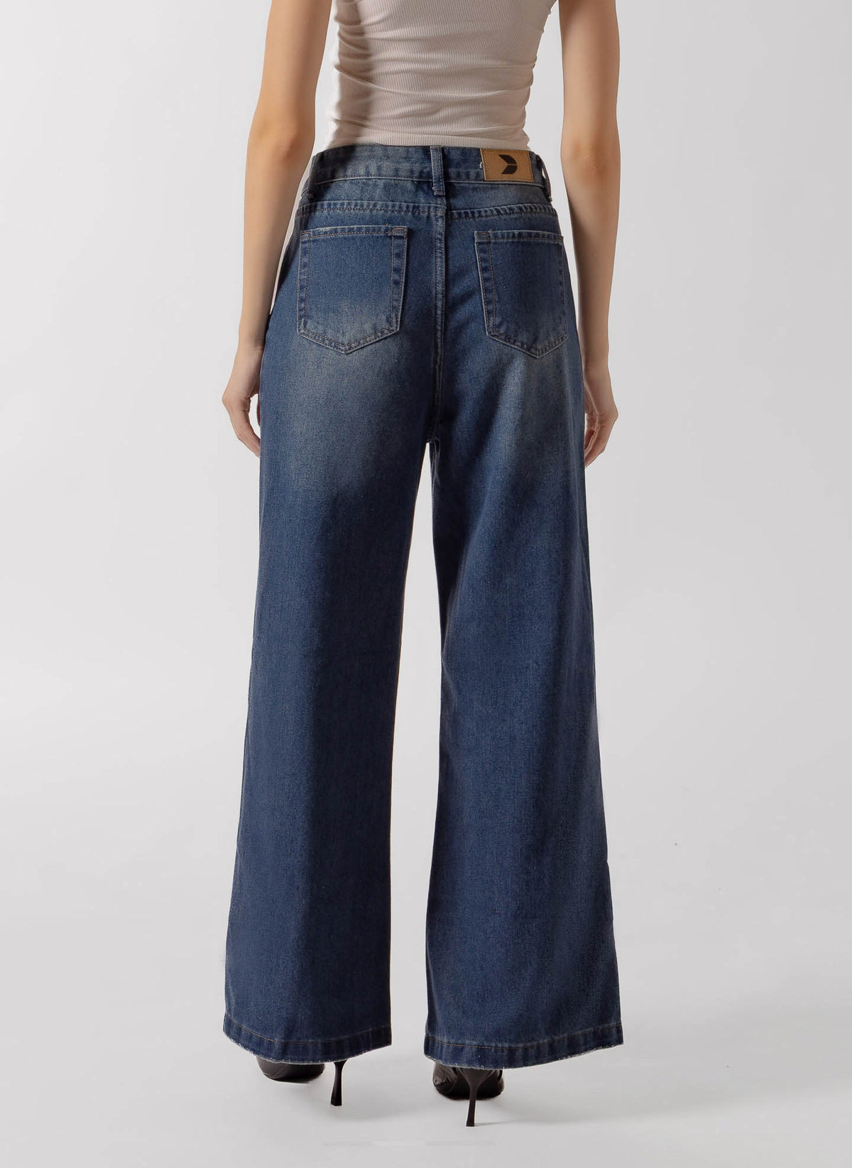 LIGHT WASH WIDE LEG JEANS