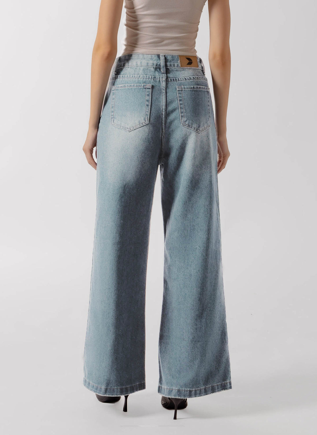 LIGHT WASH WIDE LEG JEANS