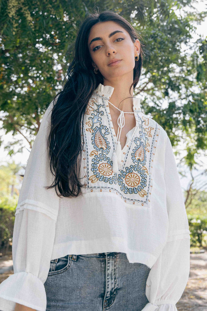 DETAIL EMBROIDERY LINEN BLEND TOP