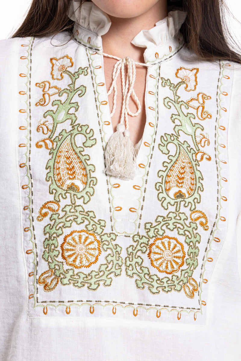 DETAIL EMBROIDERY LINEN BLEND TOP