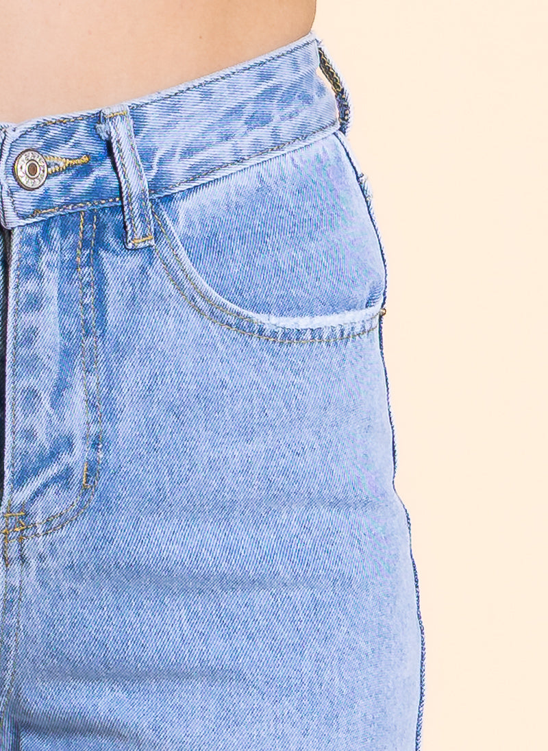HIGH-WAIST STRAIGHT FIT JEANS